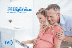 casal onde a mulher grávida tem mais de 35 anos observam ultrassonografia de gravidez