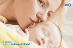 mãe beija bebê que evitou a síndrome do x frágil