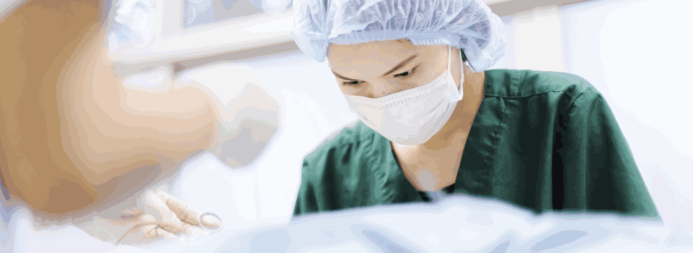 Imagem de médica realizando laparoscopia