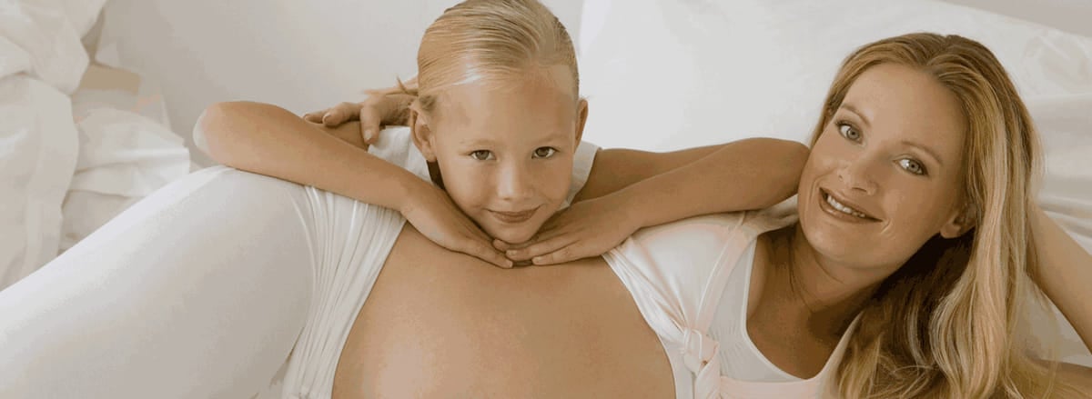 mulher grávida com filha em foto. Engravidar após laqueadura de forma mais acessível com IVIDOA