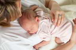 Mãe com bebê nos braços graças a ter preservado a fertilidade anteriormente