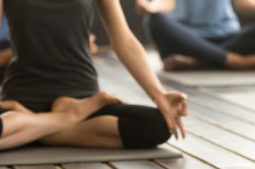 Yoga ajuda a manter o equilíbrio entre corpo e mente; e auxilia na gestação.