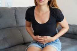 A ovulação dói? Entenda as causas da dor intermenstrual e saiba quando procurar um ginecologista